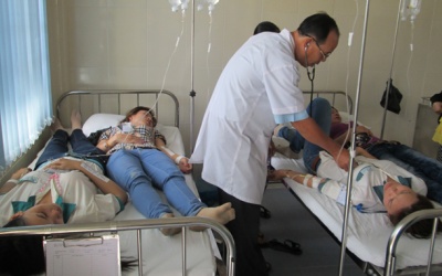 Công nhân nhập viện vì... ăn trưa trễ?!