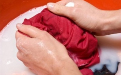 Bí quyết giặt quần áo không hôi mùa mưa