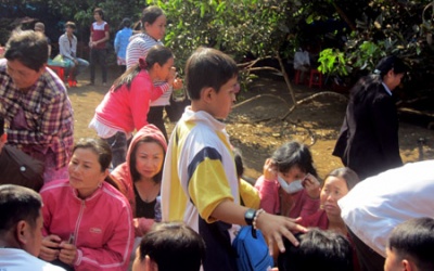 Lại đổ xô tìm đến 'thần y' 9 tuổi trị bách bệnh