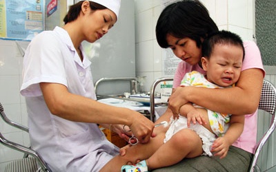 Dịch bùng phát, tìm cách 'chữa cháy' vaccine