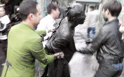 4 công an vật lộn trong bùn với kẻ 'ngáo đá'