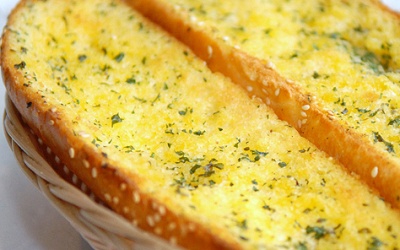 Làm bánh mì bơ tỏi Ý kiểu Việt