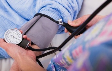 Kiểm tra huyết áp cả 2 tay để phát hiện bệnh tim