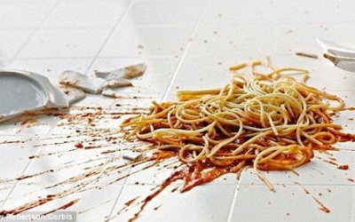 Thức ăn rơi 'thổi phù ăn ngay' là có cơ sở khoa học