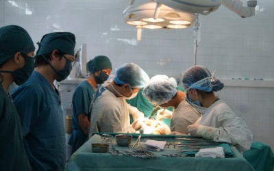 Cắt u quái nặng 1,9kg ở trẻ sơ sinh