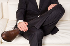 Các anh! Đừng ngồi vắt chéo chân