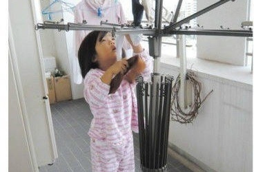 Cô bé mồ côi 5 tuổi nấu ăn thành thạo