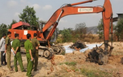 Công ty xử lý chất thải bằng cách... chôn lậu