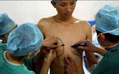 Người chuyển giới Việt Nam 'chết dần' sau phẫu thuật