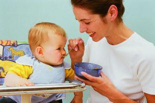 Cho bé ăn hải sản để ngủ ngon