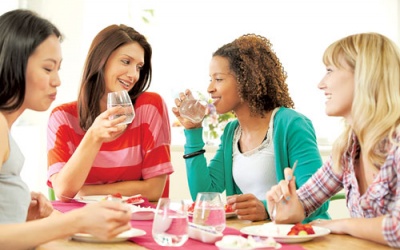 Tránh uống 'õng bụng' khi ăn