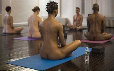 'Bỏng mắt' với yoga khỏa thân