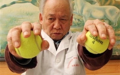 Tập bóp bóng phòng trị thoái hóa khớp tay