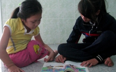 Cô bé 6 năm liền làm 'chân' của bạn!