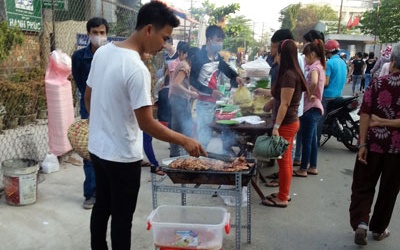 'Vô tư' thưởng thức ẩm thực đường phố