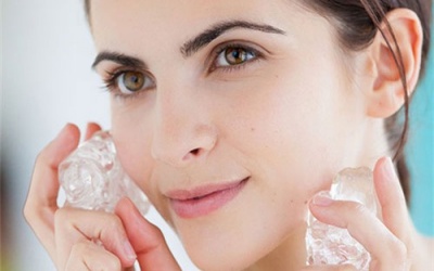Mẹo làm đẹp với nước đá