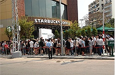 Toan tính kĩ lưỡng, vì sao Starbucks chưa thể hạ gục cà phê Việt?