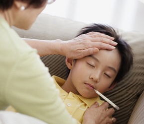 Chỉ cho trẻ uống thuốc hạ sốt khi nhiệt độ cơ thể trên 38,5 độ C