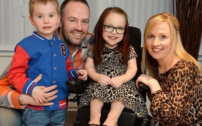 Anh: Cô bé 15 tuổi chỉ cao... 80 cm