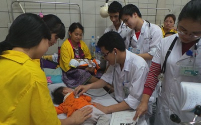 'Nạn nhân' của thời tiết “ùn ùn” nhập viện