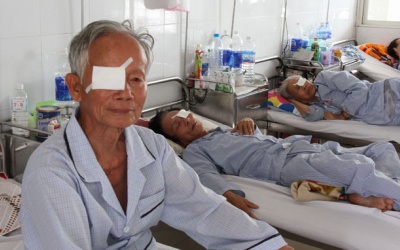 10 người mổ mắt, 5 người... nhiễm trùng