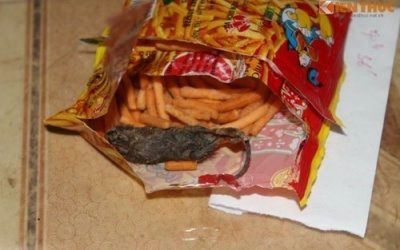 Đình chỉ công ty sản xuất bim bim có chuột chết