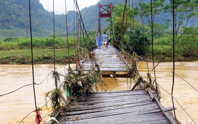 Miền Trung: Chênh vênh nguy hiểm cầu treo