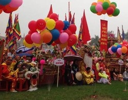 Du khách đổ về khai hội Phủ Dày