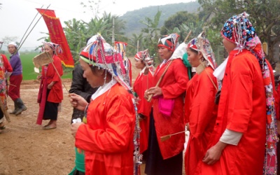 Thanh Hóa: Tục lệ nàng dâu mặc áo đỏ đội tang