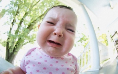 Bé khóc dai: Dỗ hay... kệ?