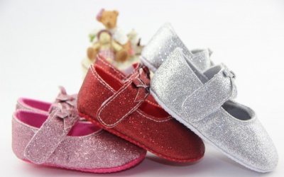 Giày dép cho trẻ: Mẹ chớ 'tham' đẹp làm hại tới con