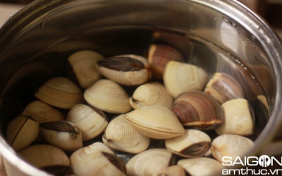 Đưa cơm với canh ngao nấu măng chua ngày hè