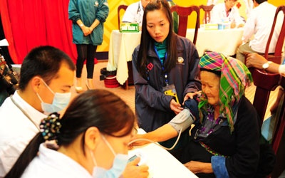 Khám bệnh miễn phí cho hơn 200 Già làng, Trưởng bản