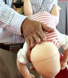 Sơ cứu khi trẻ bị sặc bột, cháo