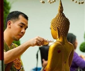 Lễ tắm Phật trong ngày Tết té nước ở Thái Lan