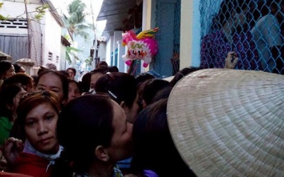 Ngày đầu tiên đi trẻ, bé gái ngã tử vong