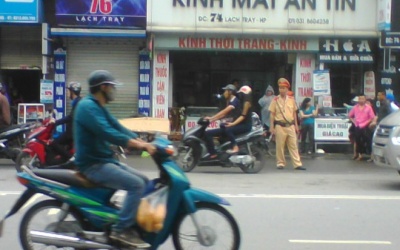 Hải Phòng: Thanh niên chết gục trên xe máy giữa phố