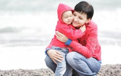 Giải mã 'bí ẩn' đằng sau cái ôm của bé