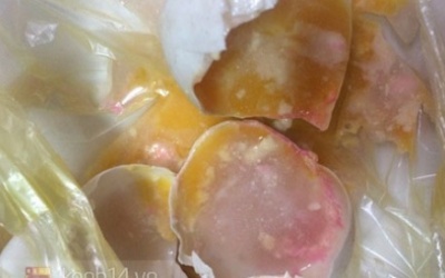 Kinh hãi trứng vịt có màu hồng giống phẩm màu