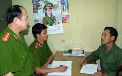 Thái Nguyên: Bố say rượu cầm dao cứa cổ con trai 6 tuổi