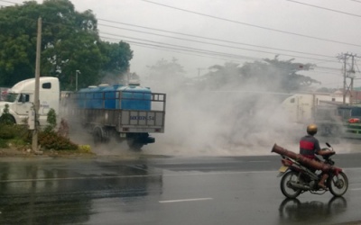 Hàng trăm người hoảng loạn vì a xít đổ ra đường bốc khói ngùn ngụt