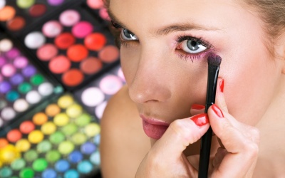 Sử dụng phấn mắt để không 'phá mặt'