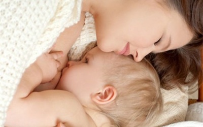 Cho con bú giúp ngừa viêm khớp dạng thấp
