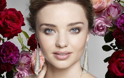 Miranda Kerr chăm sóc da bằng dầu dừa và yoga