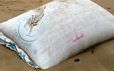 Thanh Hóa: Vớt hơn 100 bao tải chứa chất hôi thối trôi trên biển