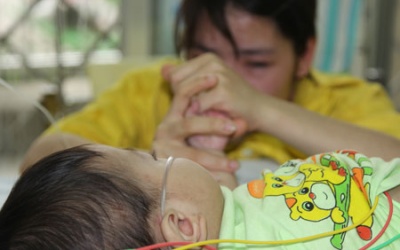 Phóng sự ảnh: Giành giật sự sống cho bệnh nhi mắc sởi