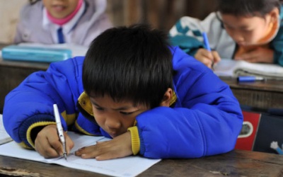 Cách chỉnh lại tư thế ngồi học của con