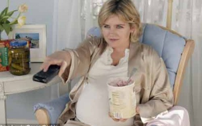 Bà bầu vừa ăn, vừa xem tivi có nhiều khả năng sinh con béo phì?