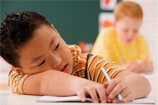 Làm gì khi con ngồi học sai tư thế?