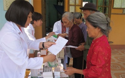 Khám bệnh, cấp thuốc miễn phí cho 400 người nghèo tại Quảng Bình